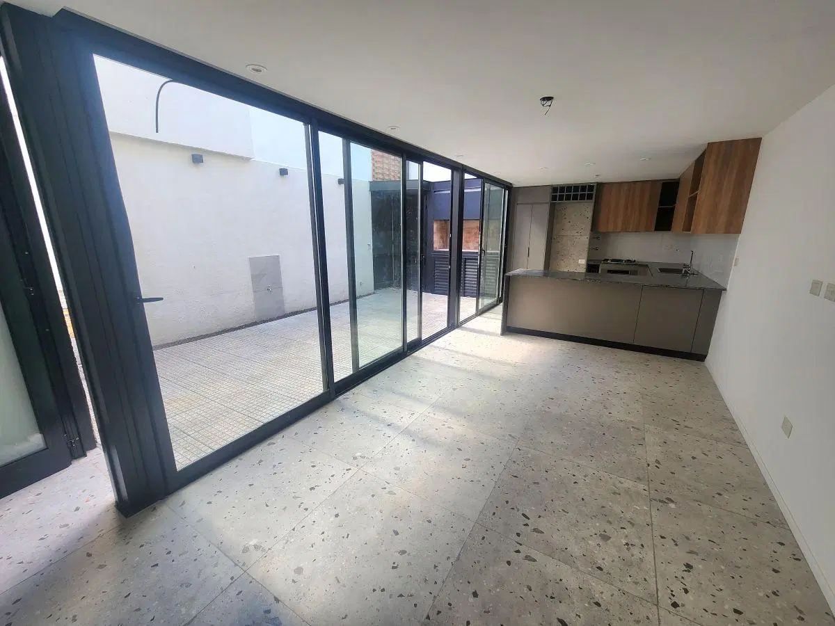 CASA DE PASILLO - DOS DORMITORIOS – VESTIDOR – PATIO CON PARRILLERO 5
