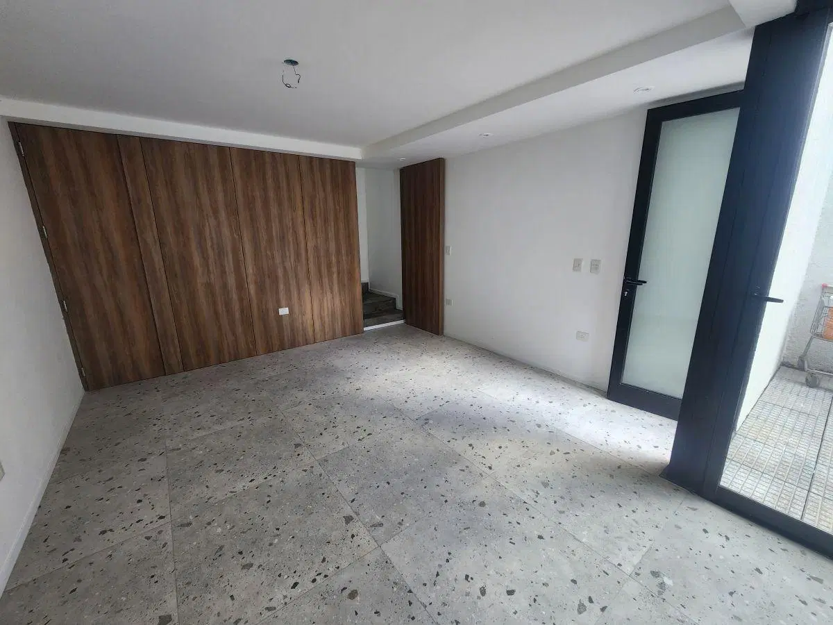 CASA DE PASILLO - DOS DORMITORIOS – VESTIDOR – PATIO CON PARRILLERO 4