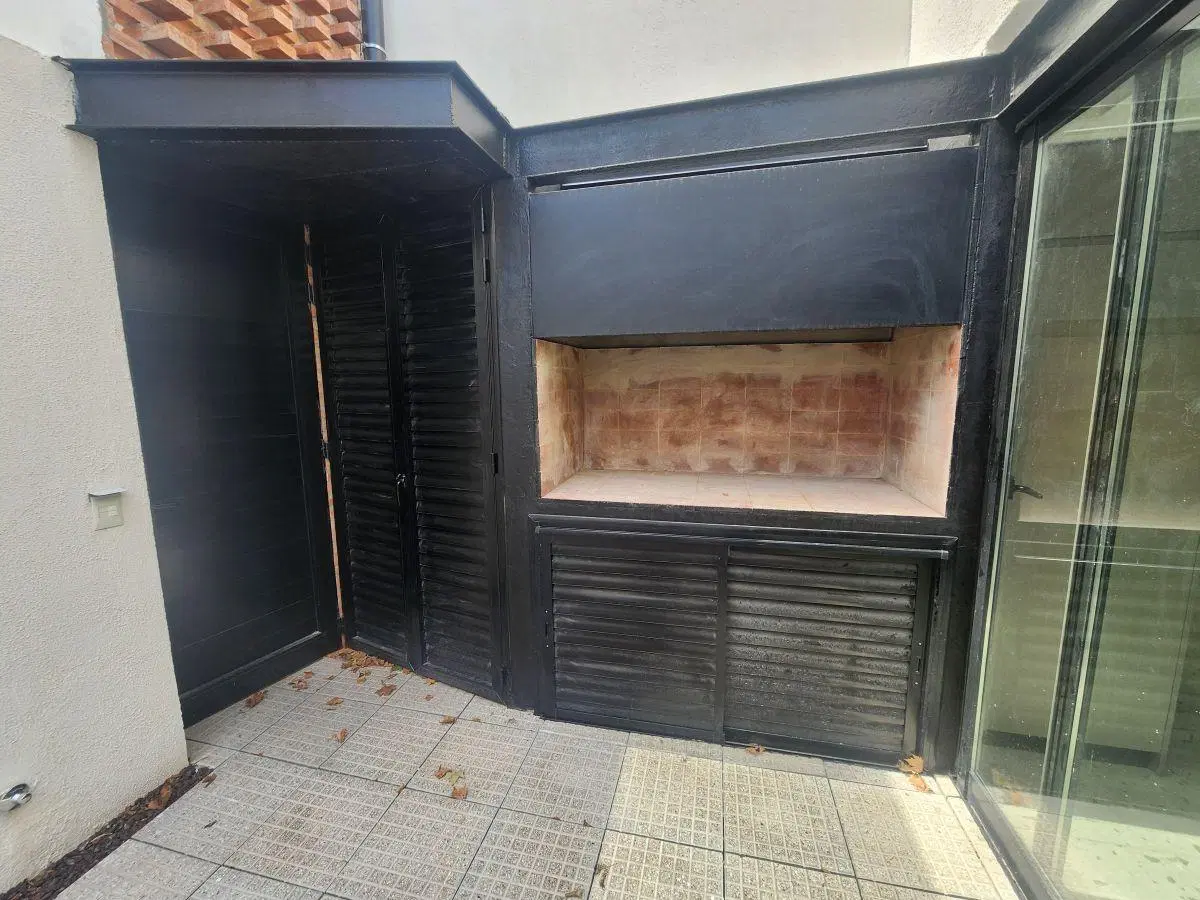 CASA DE PASILLO - DOS DORMITORIOS – VESTIDOR – PATIO CON PARRILLERO 4