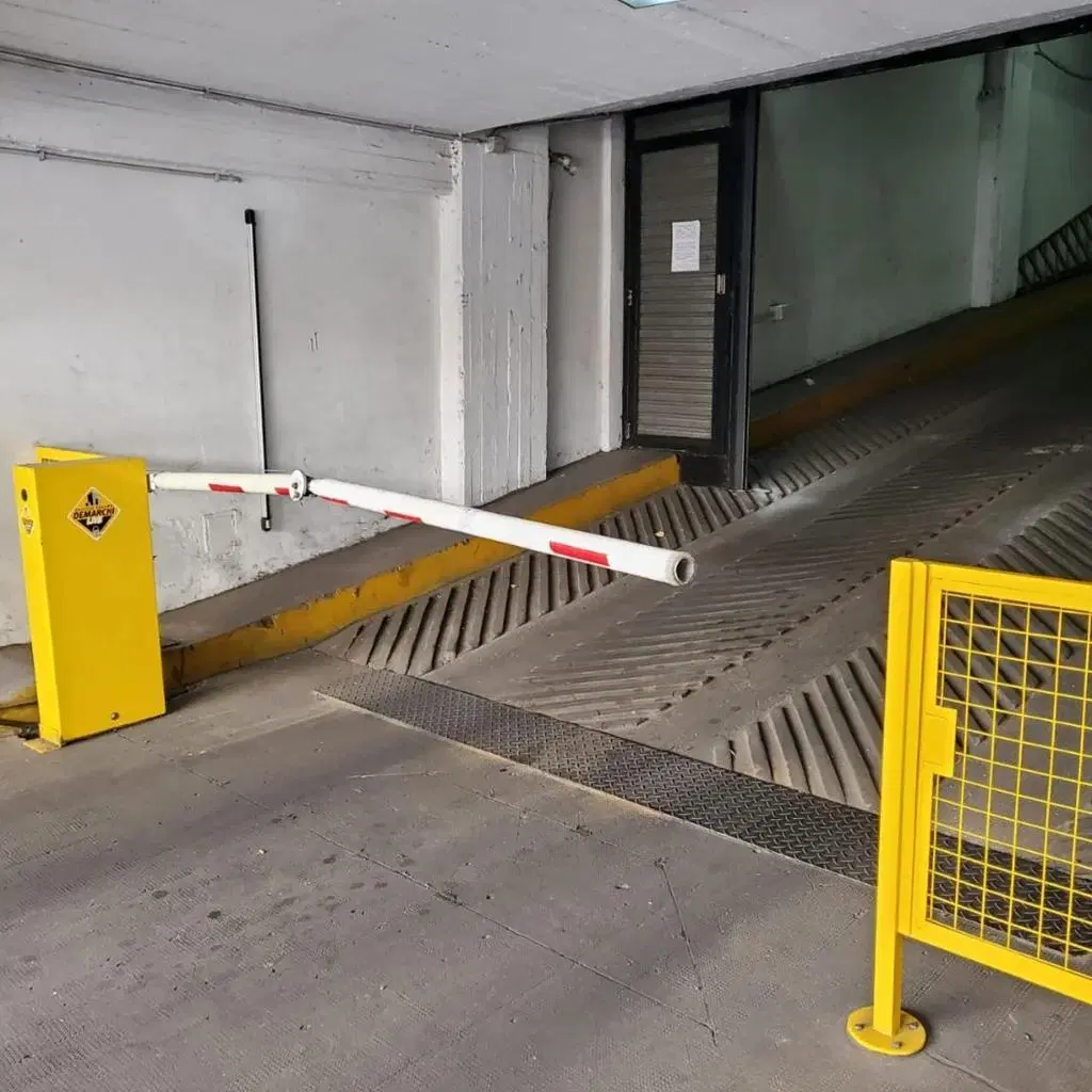 Ingreso cómodo y seguro, mediante control de acceso y rampa de hormigón - Seguridad 24 hs 6