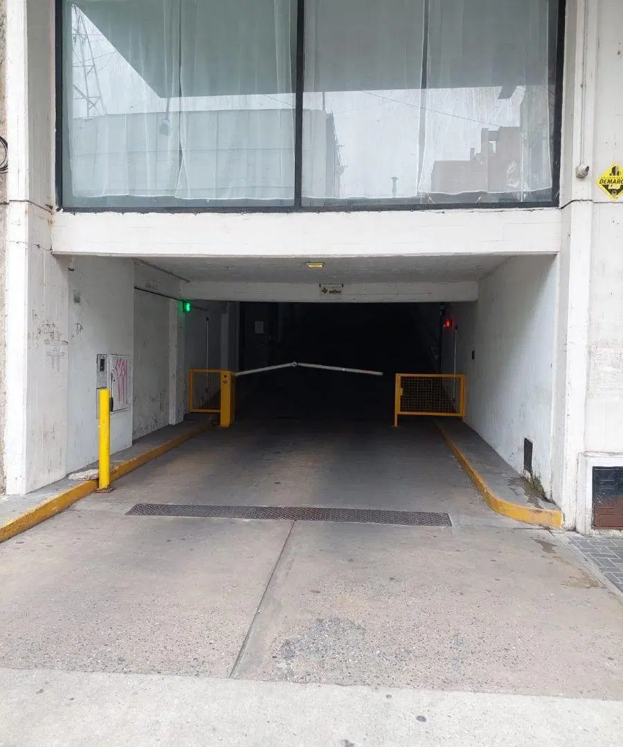 Ingreso cómodo y seguro, mediante control de acceso y rampa de hormigón - Seguridad 24 hs 3