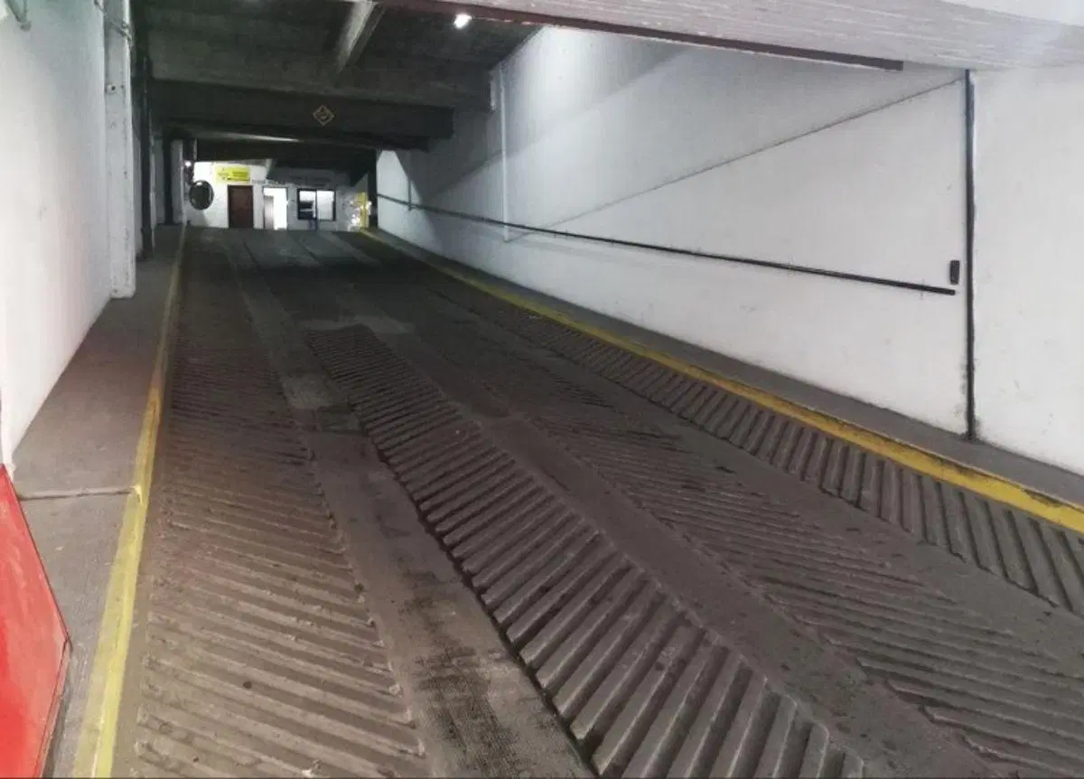 Ingreso cómodo y seguro, mediante control de acceso y rampa de hormigón - Seguridad 24 hs 5