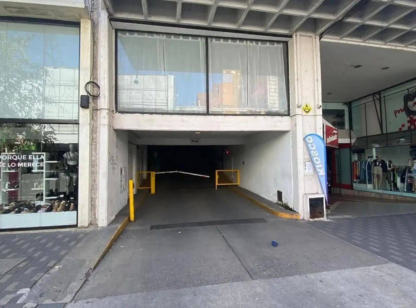 Ingreso cómodo y seguro, mediante control de acceso y rampa de hormigón - Seguridad 24 hs 1