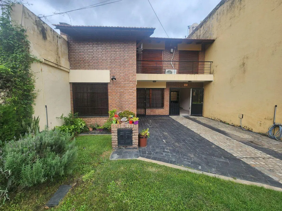 Jardín Al Frente y Fondo de La Casa - Pileta - Galería con Parrillero 3