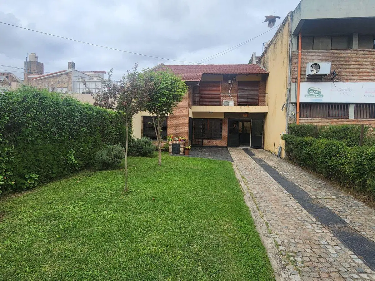 Jardín Al Frente y Fondo de La Casa - Pileta - Galería con Parrillero 2