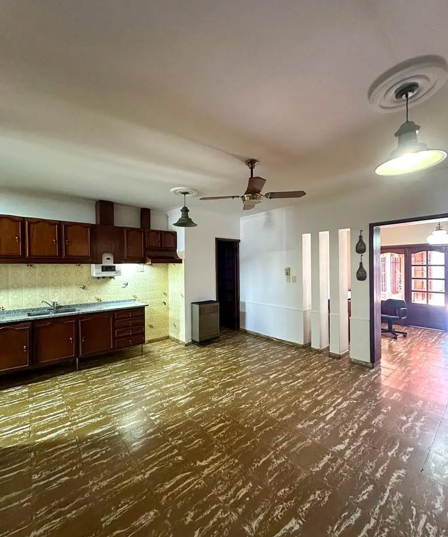 Casa de 3 dormitorios en barrio Las Violetas 2