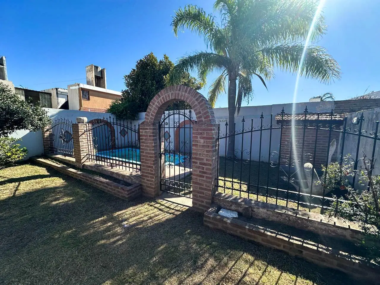 Casa de 3 dormitorios en barrio Las Violetas 5