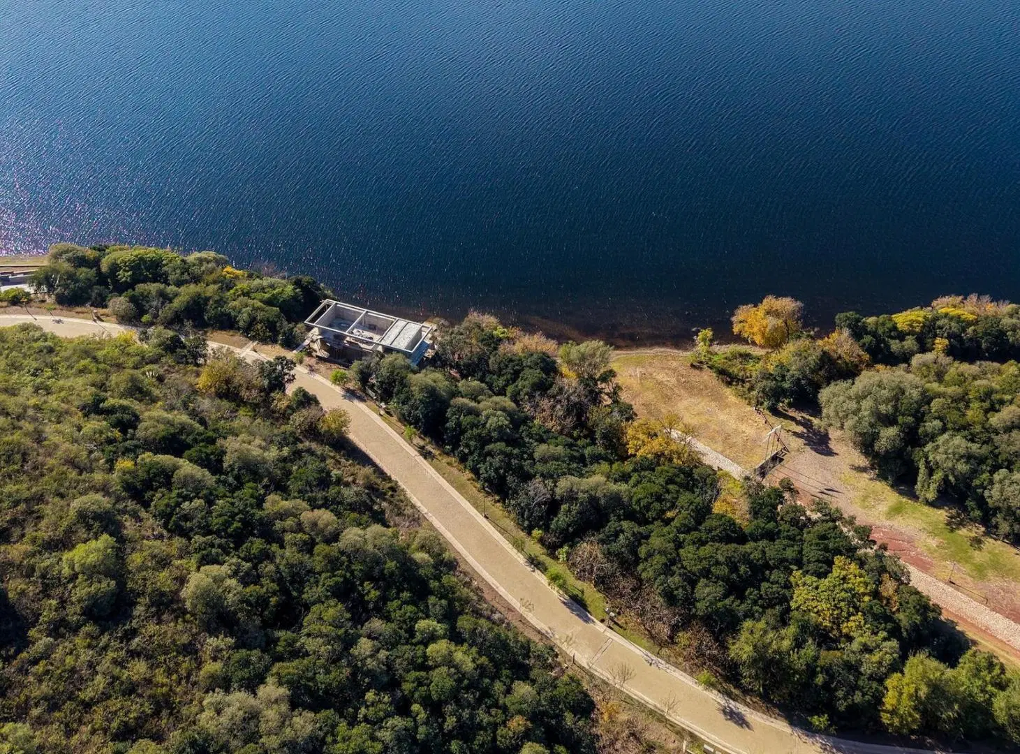 Terreno con bajada al lago en barrio privado Punta Peñon - Villa del Dique 2