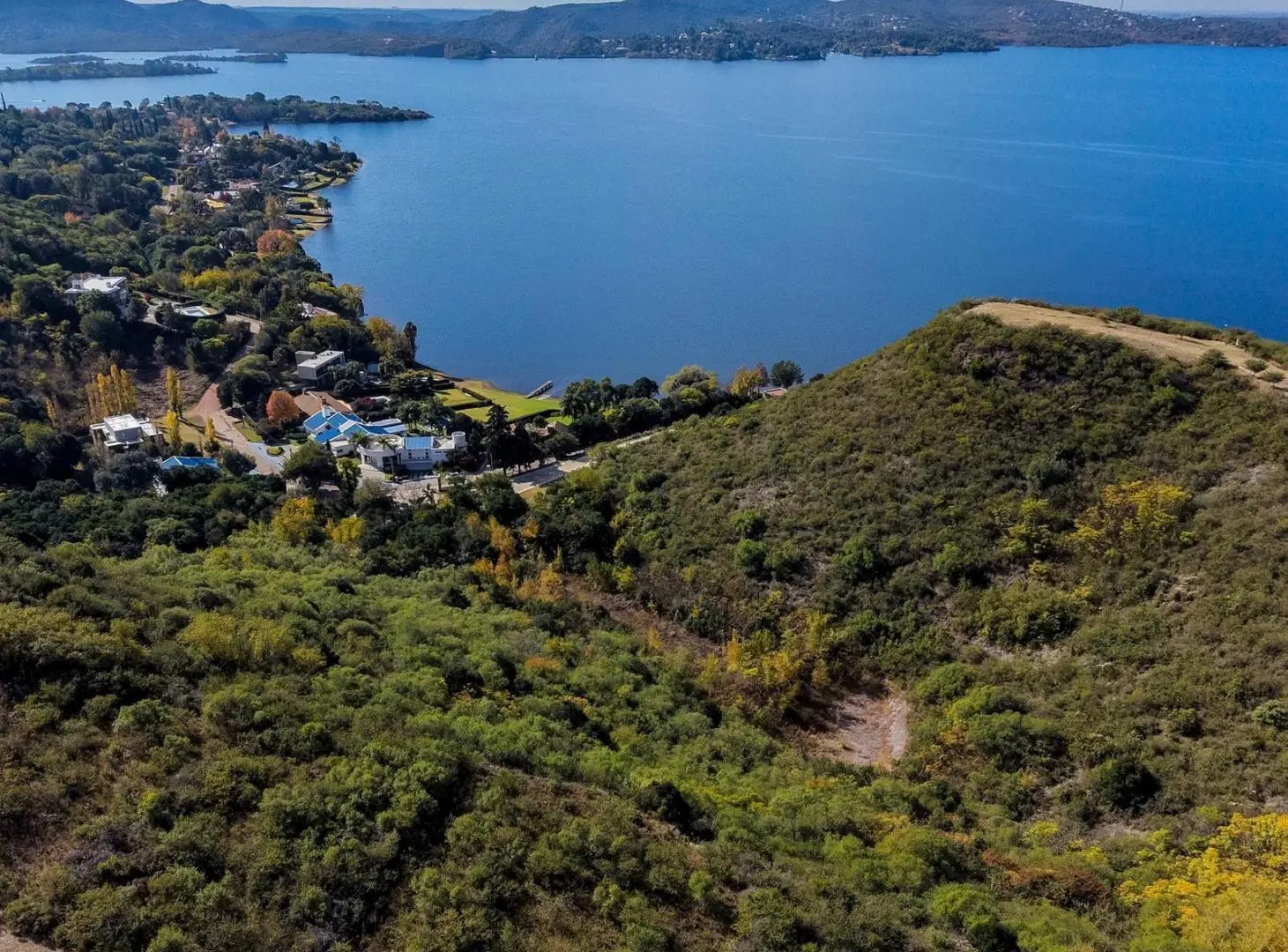 Terreno con bajada al lago en barrio privado Punta Peñon - Villa del Dique 4