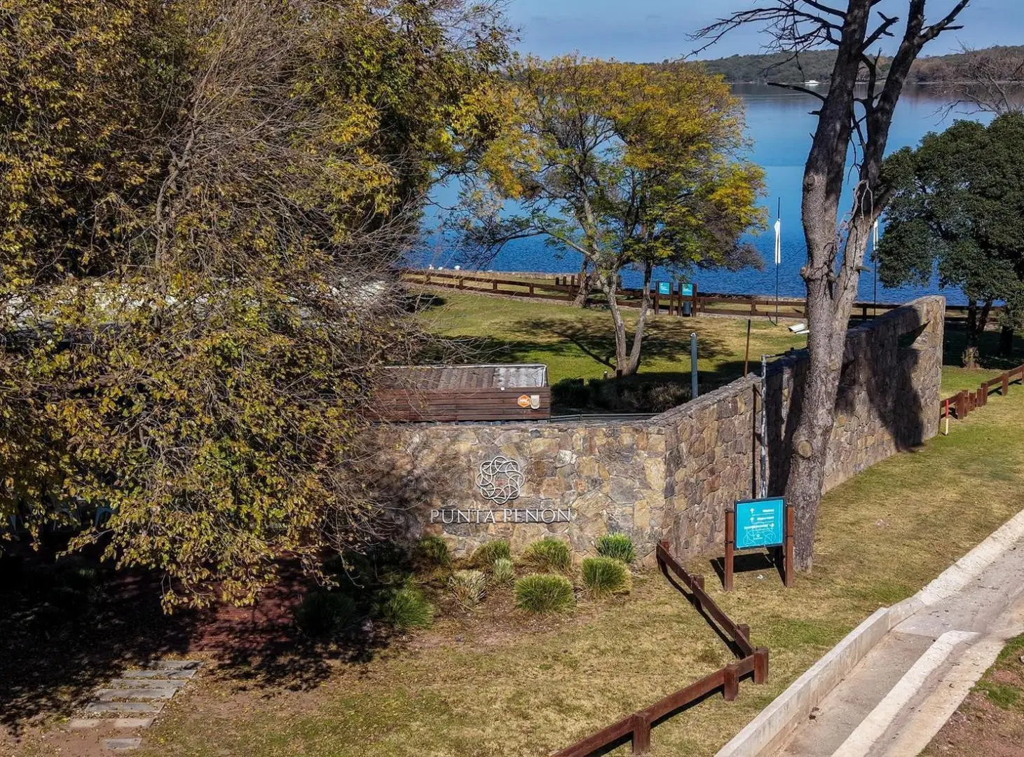 Terreno con bajada al lago en barrio privado Punta Peñon - Villa del Dique 2