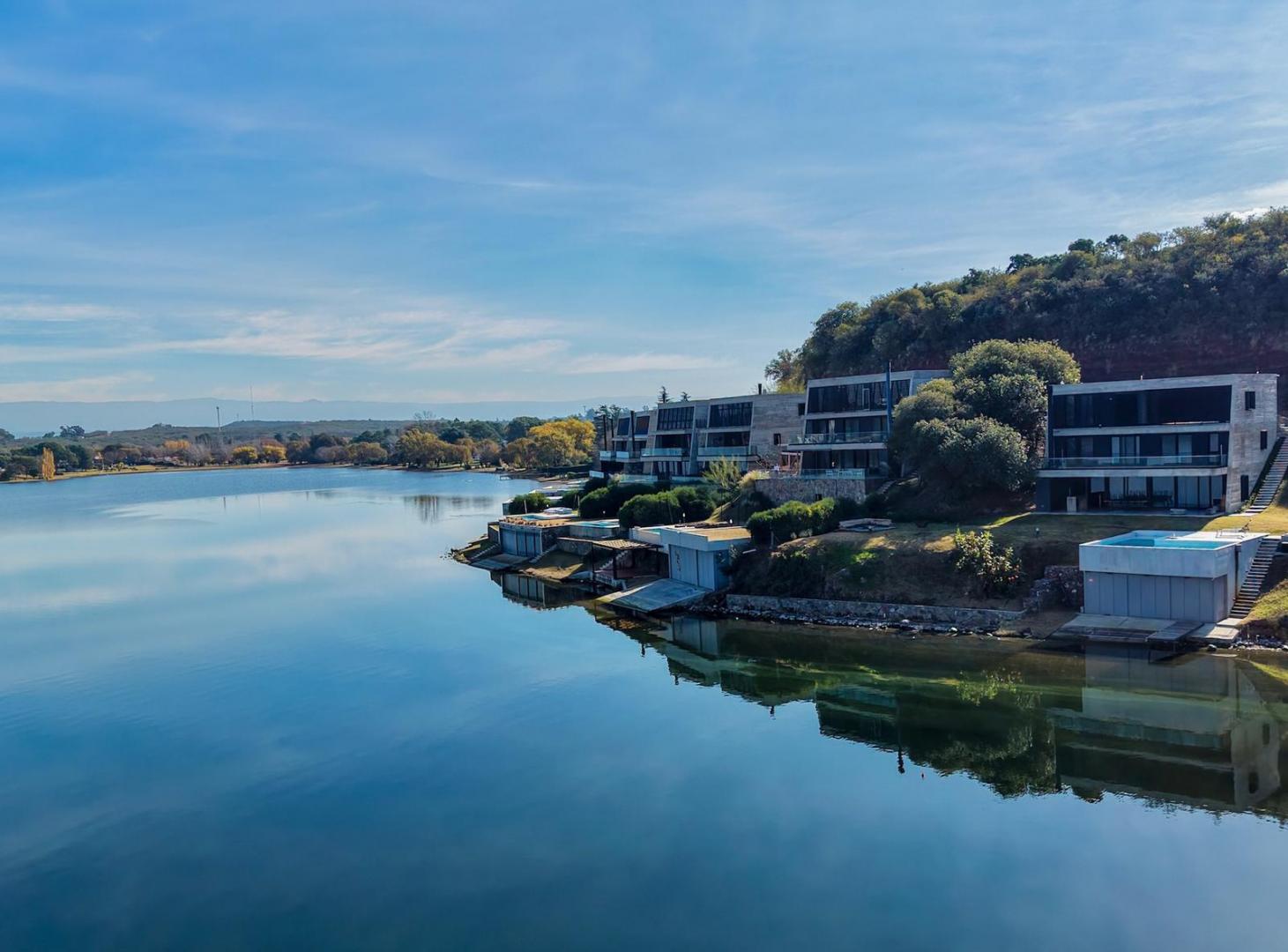Terreno con bajada al lago en barrio privado Punta Peñon - Villa del Dique