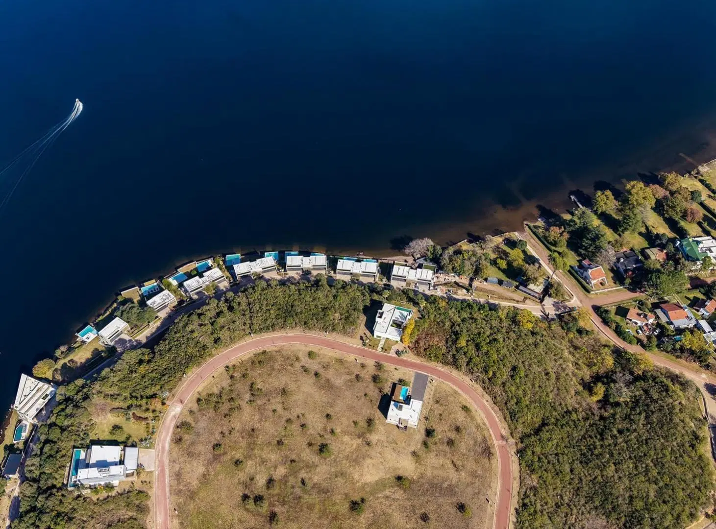Terreno con vistas directas al lago en barrio privado Punta Peñon - Villa del Dique 5