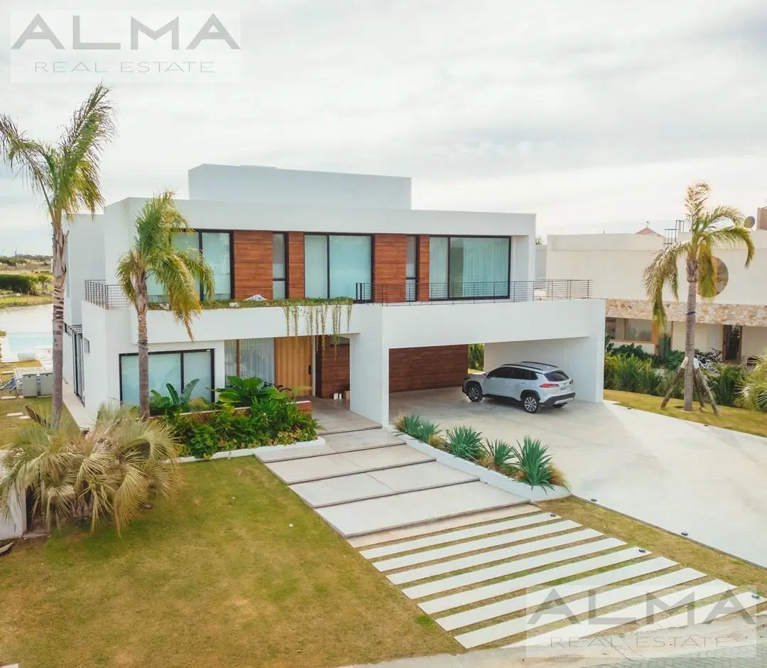 Moderna casa con vista a la laguna en La Providencia 1