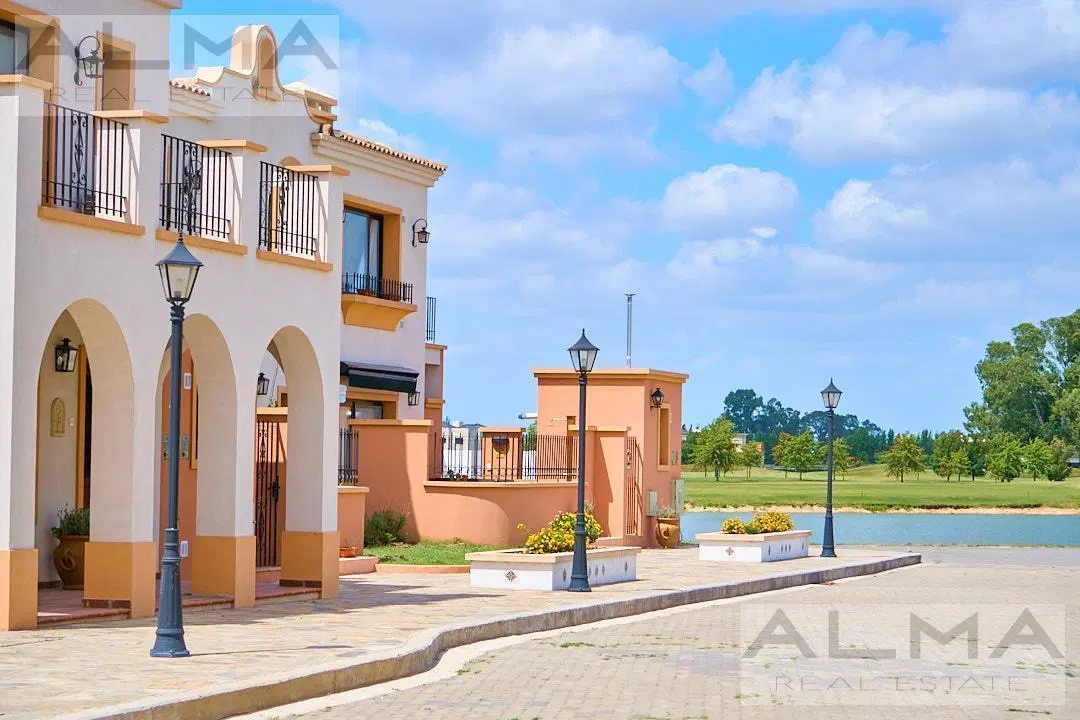 Moderna casa con vista a la laguna en La Providencia 3