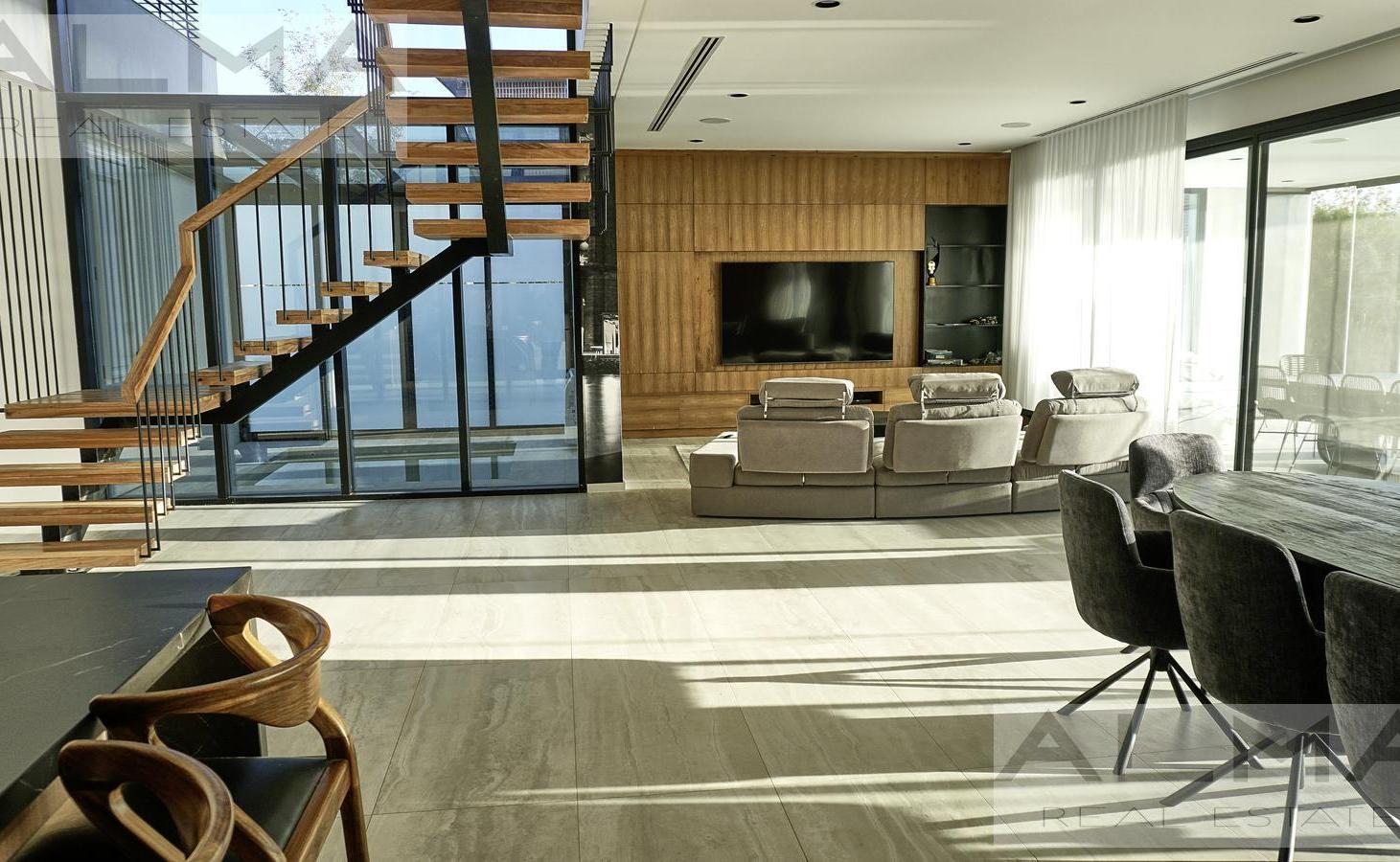 Foto de Moderna casa con vista a la laguna en La Providencia, imagen 2