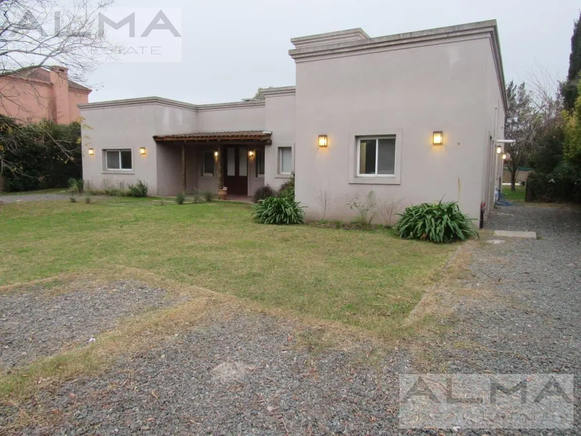 Casa en Alquiler en Barrio Village 1