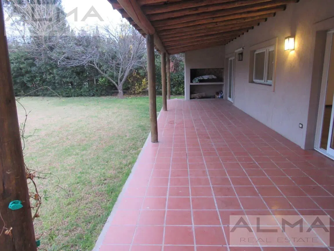 Casa en Alquiler en Barrio Village 5
