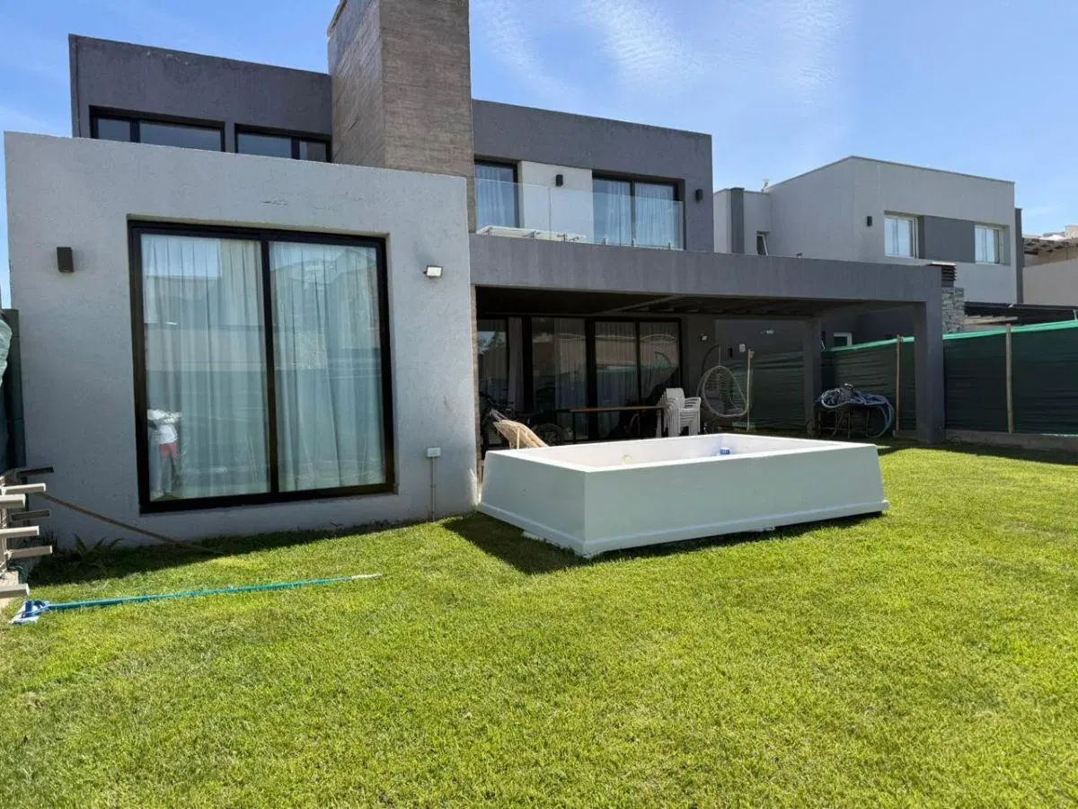 Casa en Venta o Alquiler – Barrio Ciro de Vieytes 3