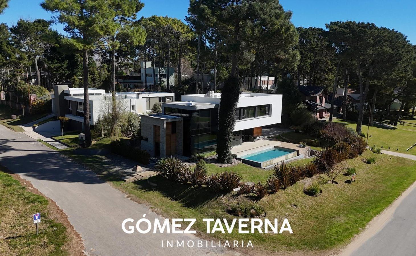 Foto de Moderna Casa en Venta, Pinamar. Permuta, Financiación., imagen 1