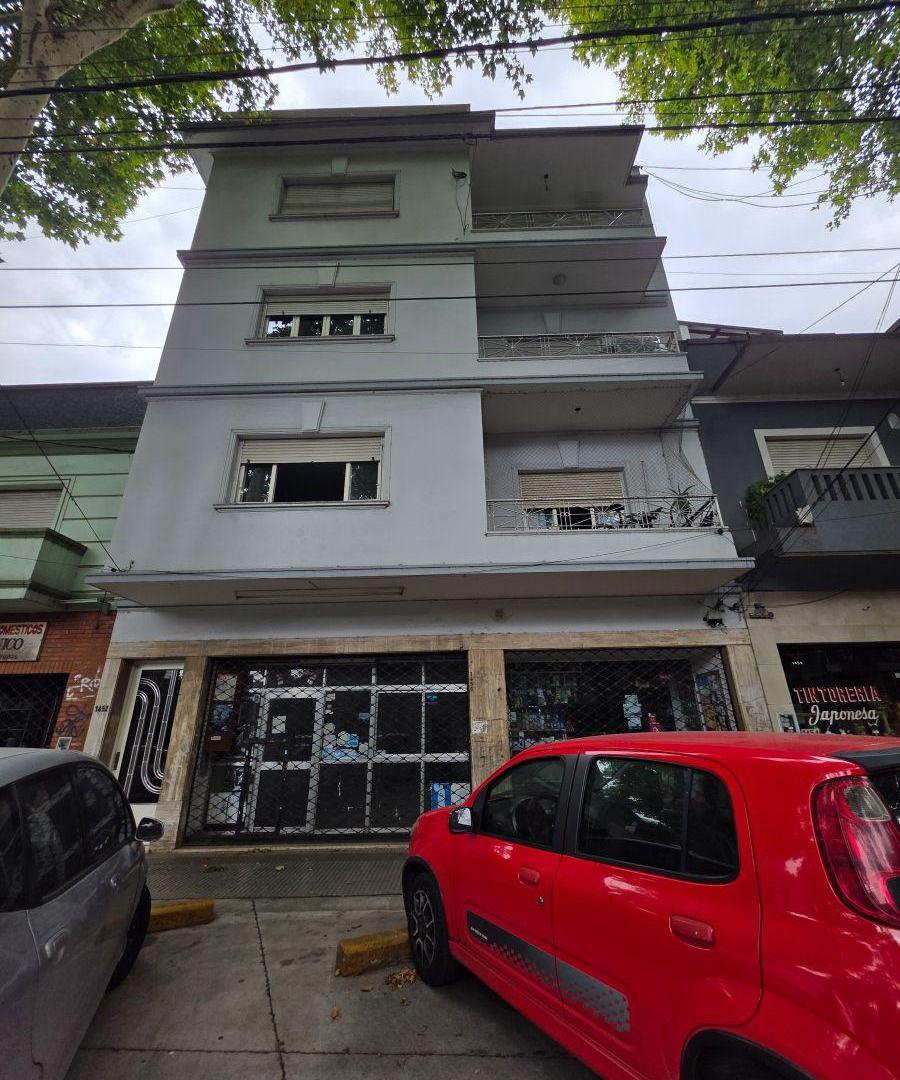 Depto. de 3 ambientes en tercer piso por escalera, al contrafrente.