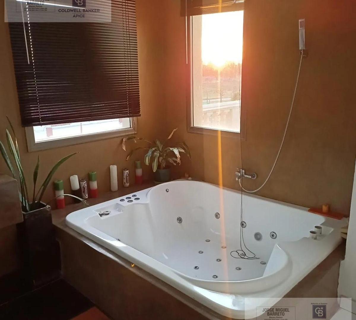 Foto de CASA EN VENTA ESTILO FRANCÉS 6 AMBIENTES, imagen 3