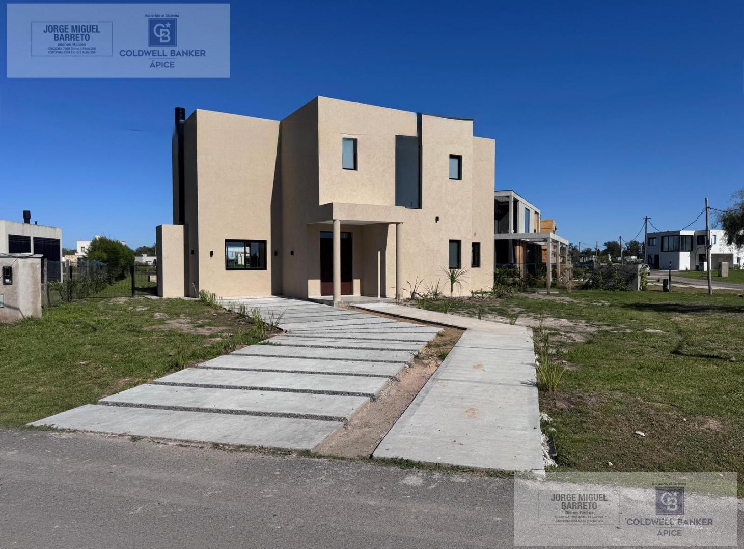 Foto de CASA MODERNA A LA LAGUNA EN EL BARRIO EL ENSUEÑO, imagen 2