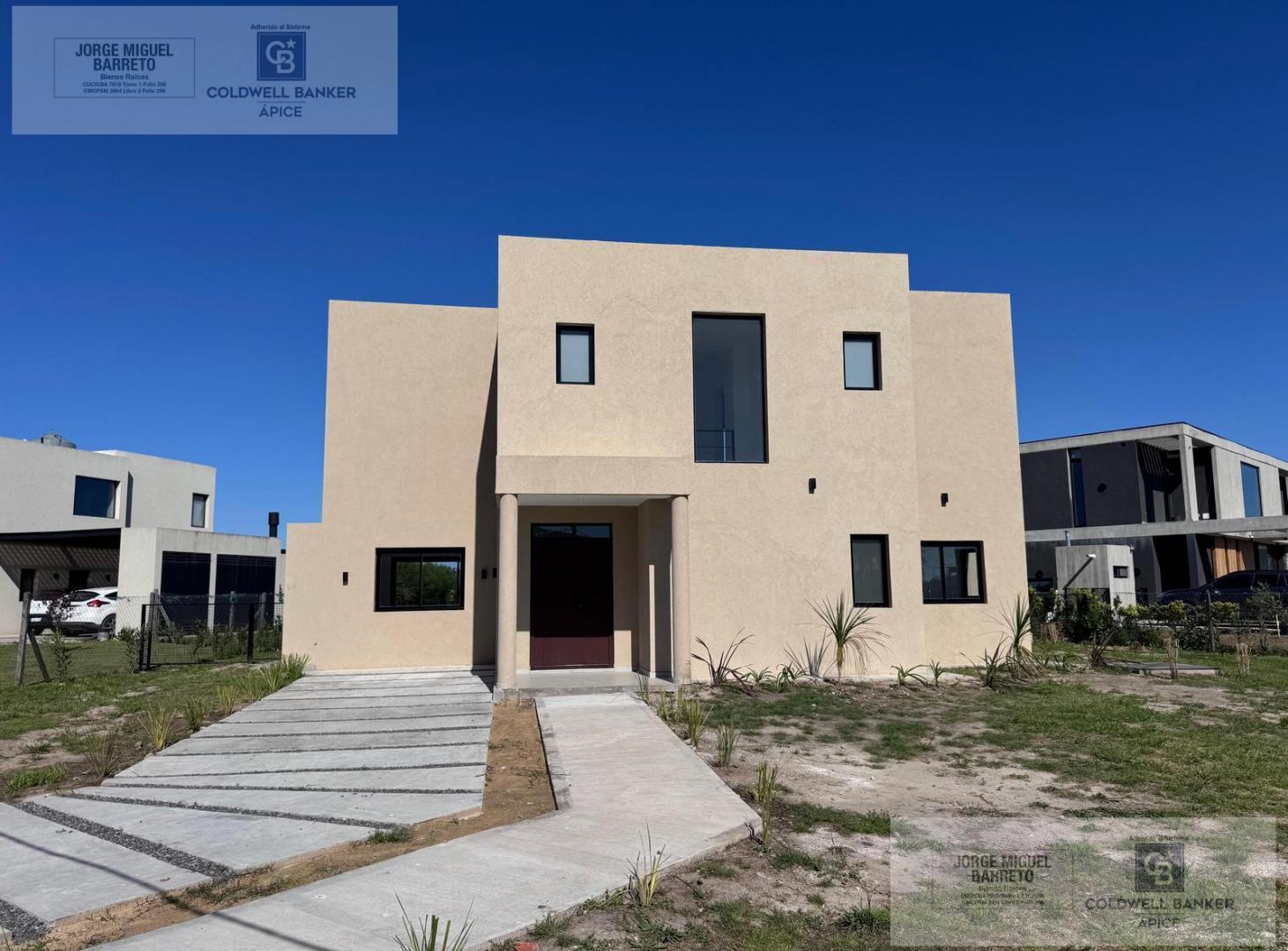Foto de CASA MODERNA A LA LAGUNA EN EL BARRIO EL ENSUEÑO, imagen 1
