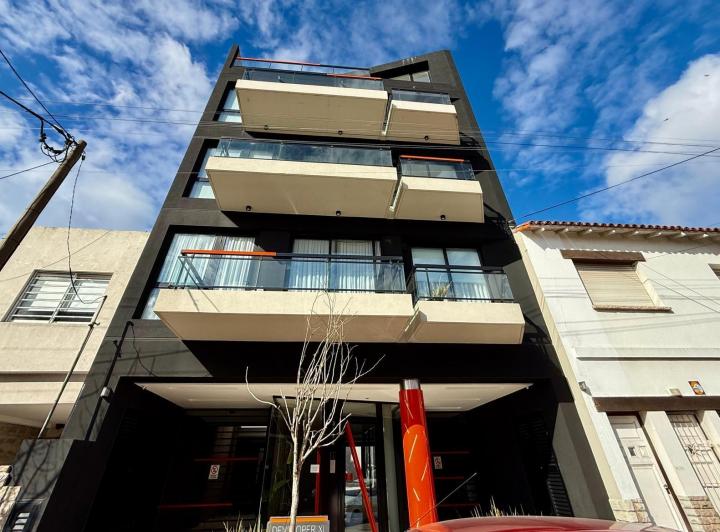 Alquiler monoambiente con cochera y amenities – Zona Chauvin 4