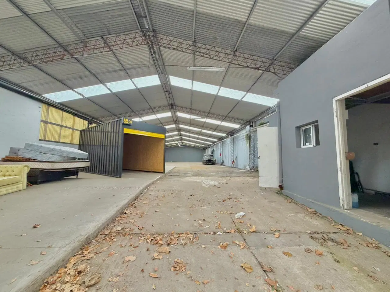 Galpón con amplio playón y excelente potencial constructivo 5