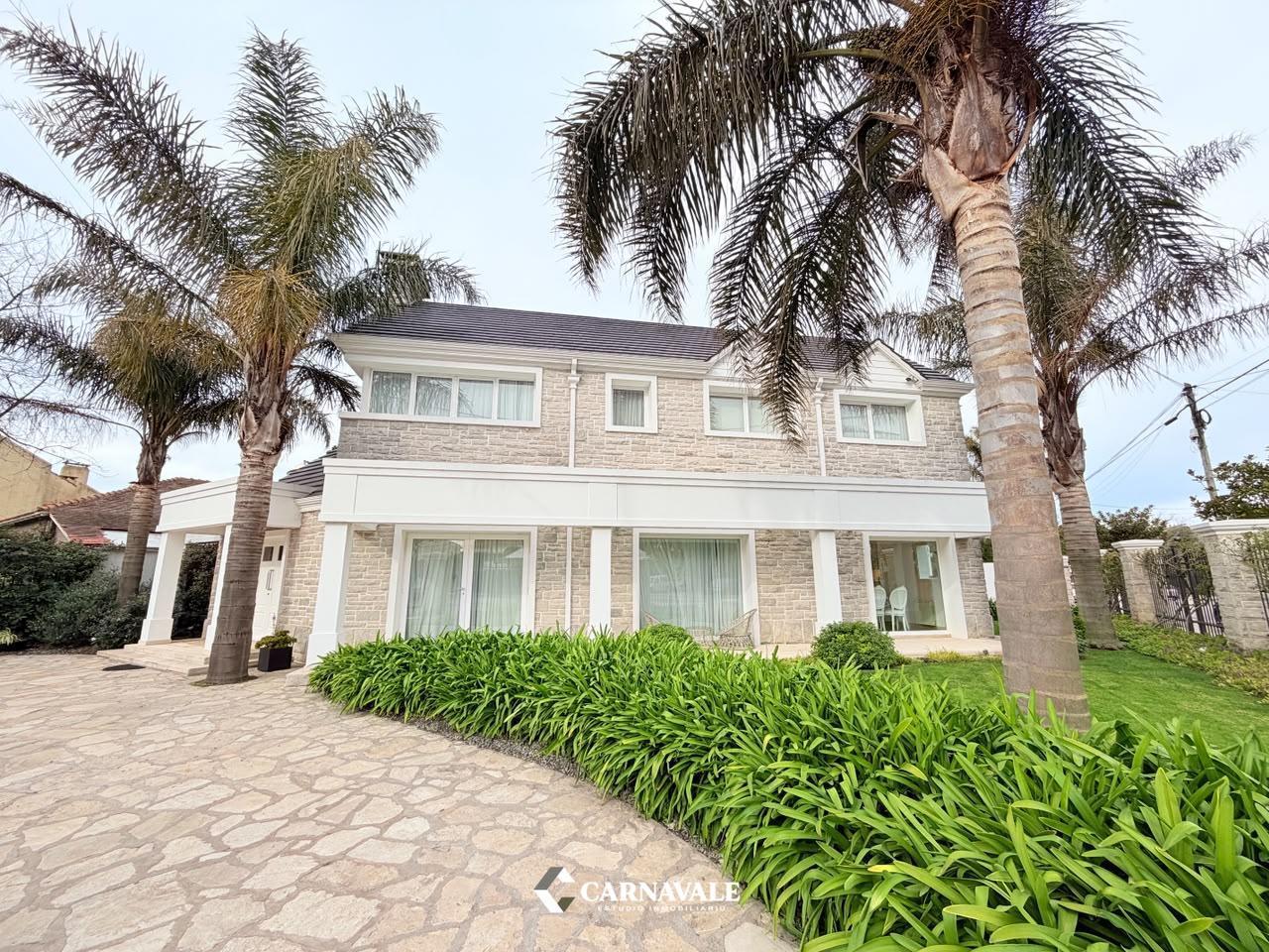 Foto de Casa 5 ambientes con parque y piscina en Playa Grande, imagen 1