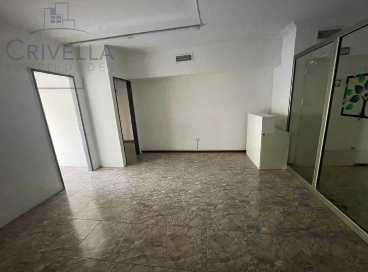Oficina en  alquiler en Quilmes centro con seis privados. 3