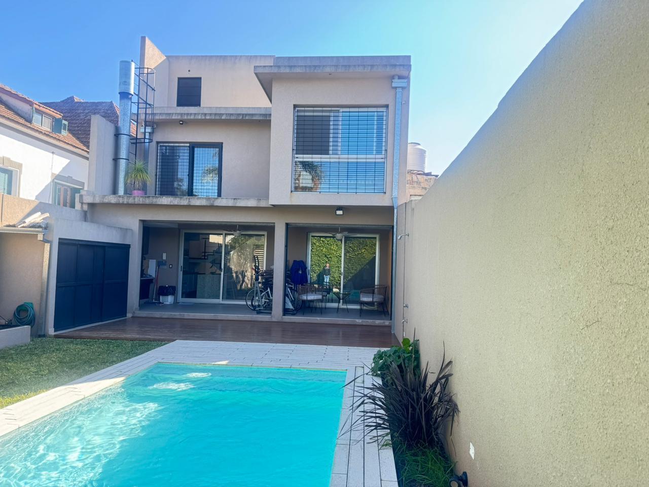Casa en venta de 4 ambientes con pileta en Quilmes.