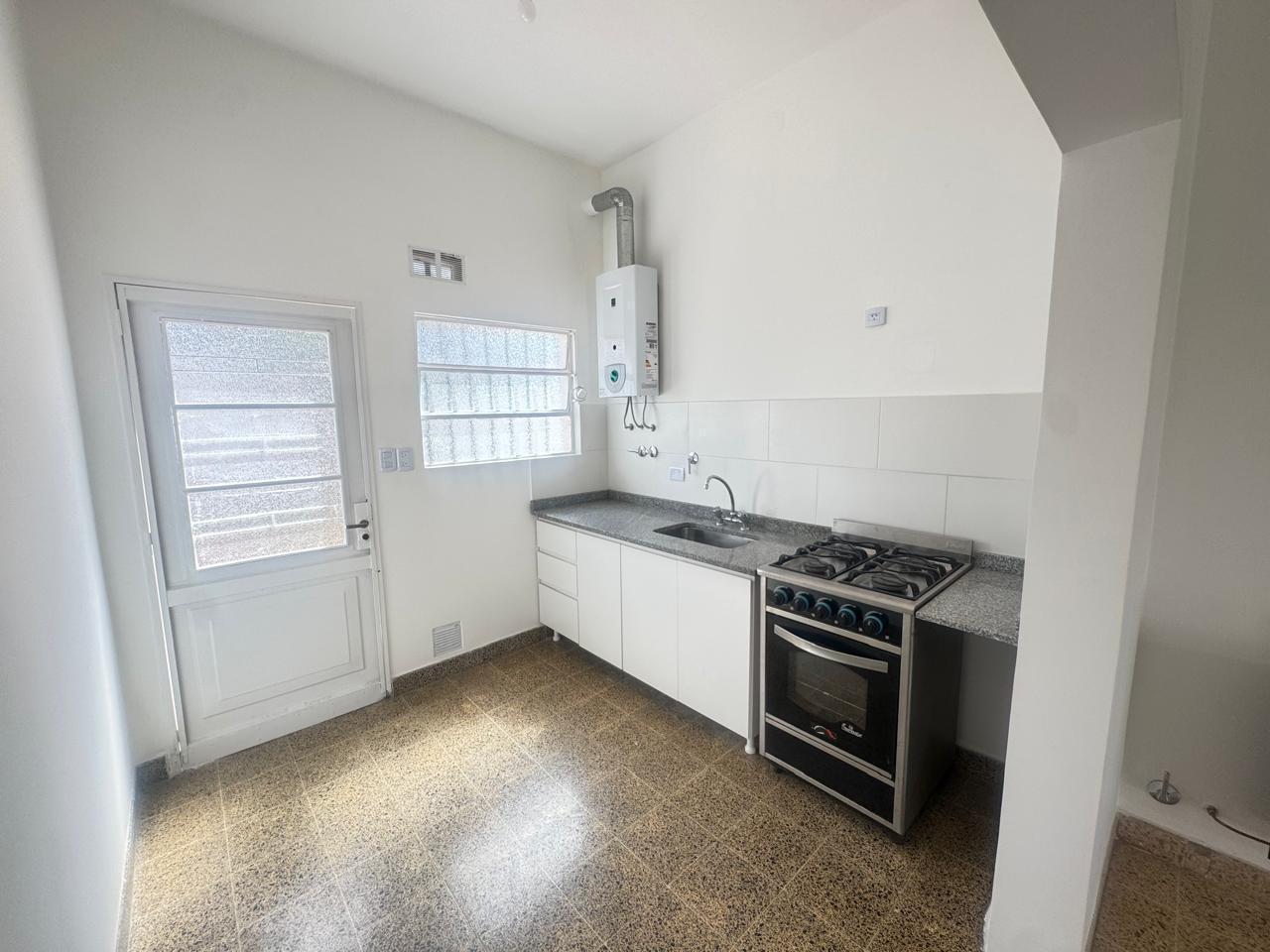 Foto de Casa en venta de 3 ambientes en Quilmes Oeste. *Retasada*, imagen 2
