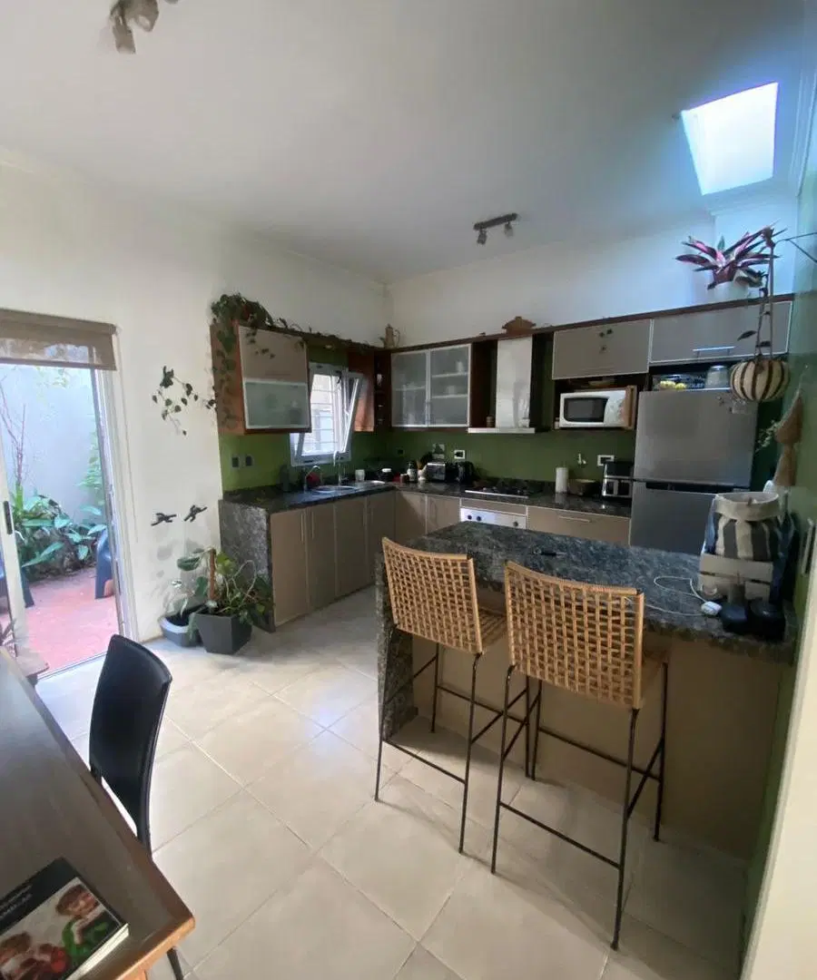 Casa de 3 ambientes con patio, cochera y terraza en venta - Bernal 2