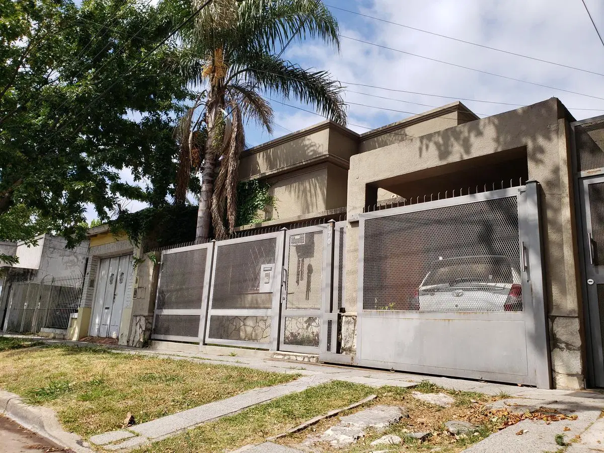 Casa de 3 ambientes con patio, cochera y terraza en venta - Bernal 4