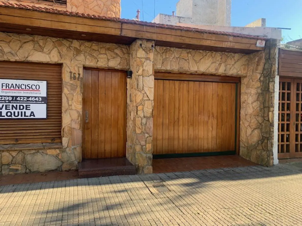Excelente Casa en Barrio Norte 4 dormitorios, cochera, patio 2