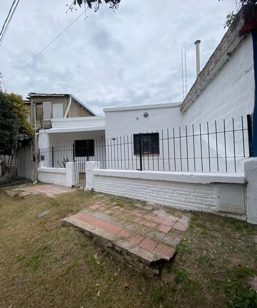 Casita! En Alquiler Alberdi -1/2- patio 3