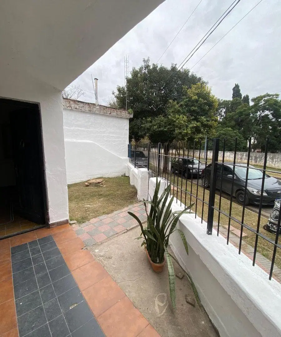 Casita! En Alquiler Alberdi -1/2- patio 5