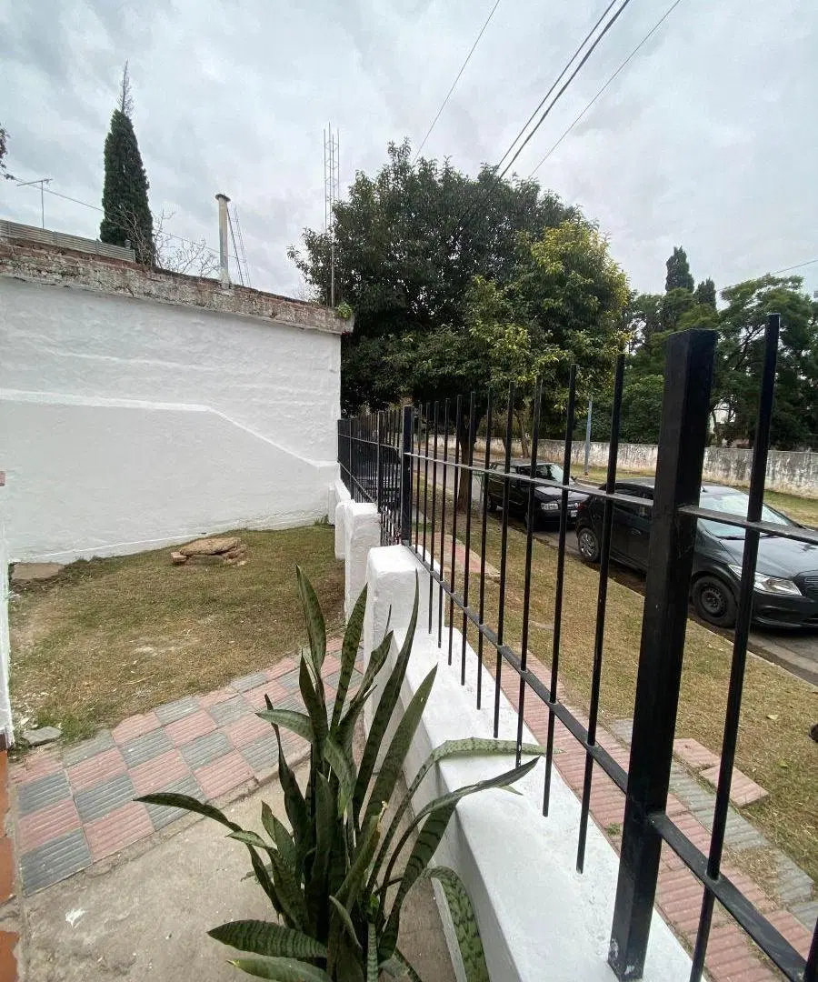 Casita! En Alquiler Alberdi -1/2- patio 2