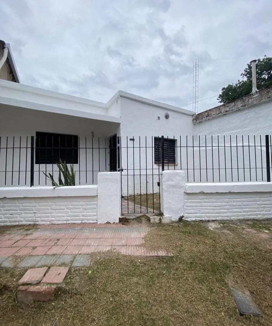 Casita! En Alquiler Alberdi -1/2- patio 1