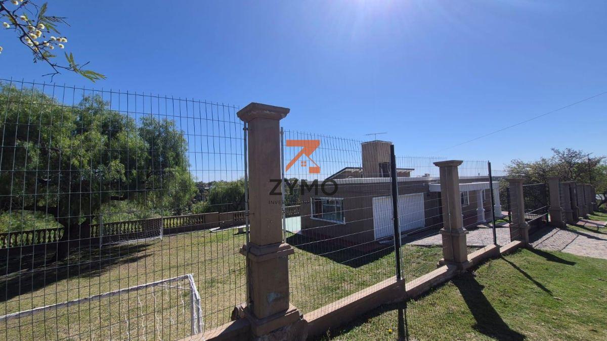Foto de VENTA CASA 4 DORMITORIOS 3 BAÑOS 4 COCHERAS EN MENDIOLAZA, imagen 3