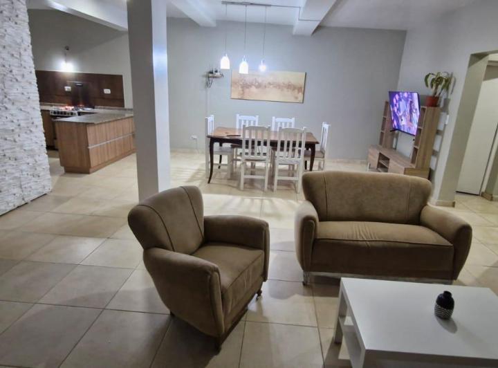 Dueño alquila! Moderna casa en alquiler con jardin y pileta 1