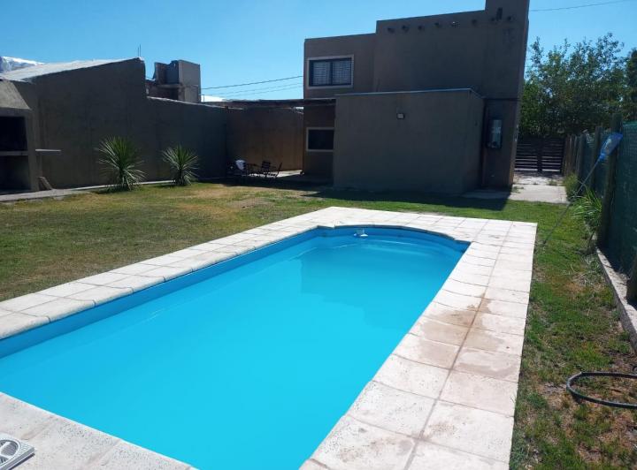 Dueño alquila! Moderna casa en alquiler con jardin y pileta 2