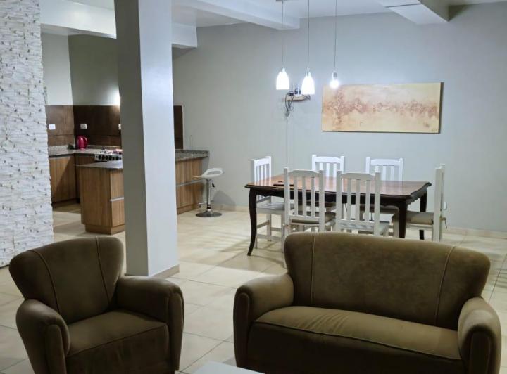 Dueño alquila! Moderna casa en alquiler con jardin y pileta 4
