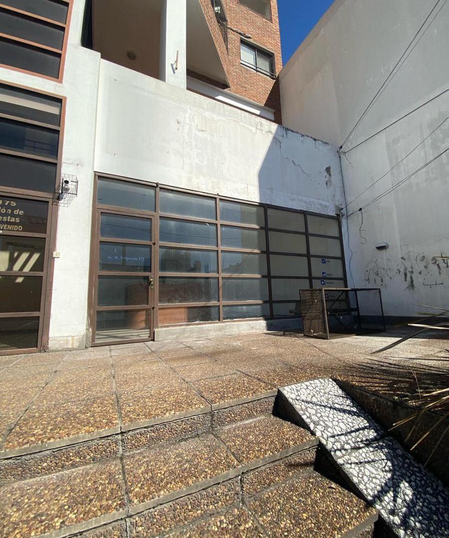 Amplio Local  en Alquiler sobre Hipolito Yrigoyen Quilmes
