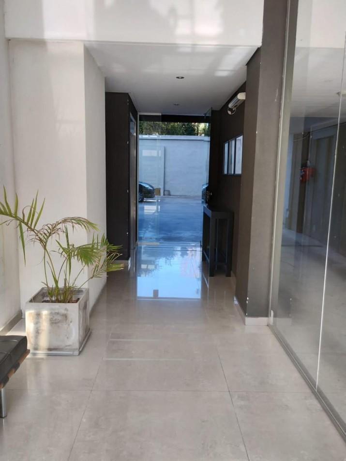 Foto de HERMOSO DEPARTAMENTO 2 AMBIENTES CON COCHERA - EXCELENTE UBICACON, imagen 3