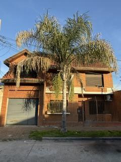 Foto de Hermosa casa 4 ambientes con piscina y jardin, imagen 3