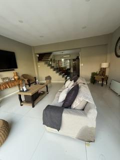 Foto de Hermosa casa 4 ambientes con piscina y jardin, imagen 2
