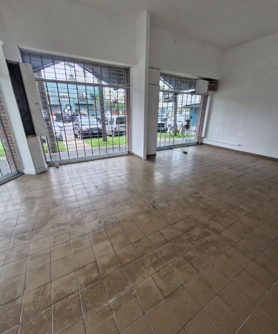 Foto de EXCELENTE y UNICO LOCAL EN ESQUINA SOBRE AV ANDRES ROLON, imagen 3