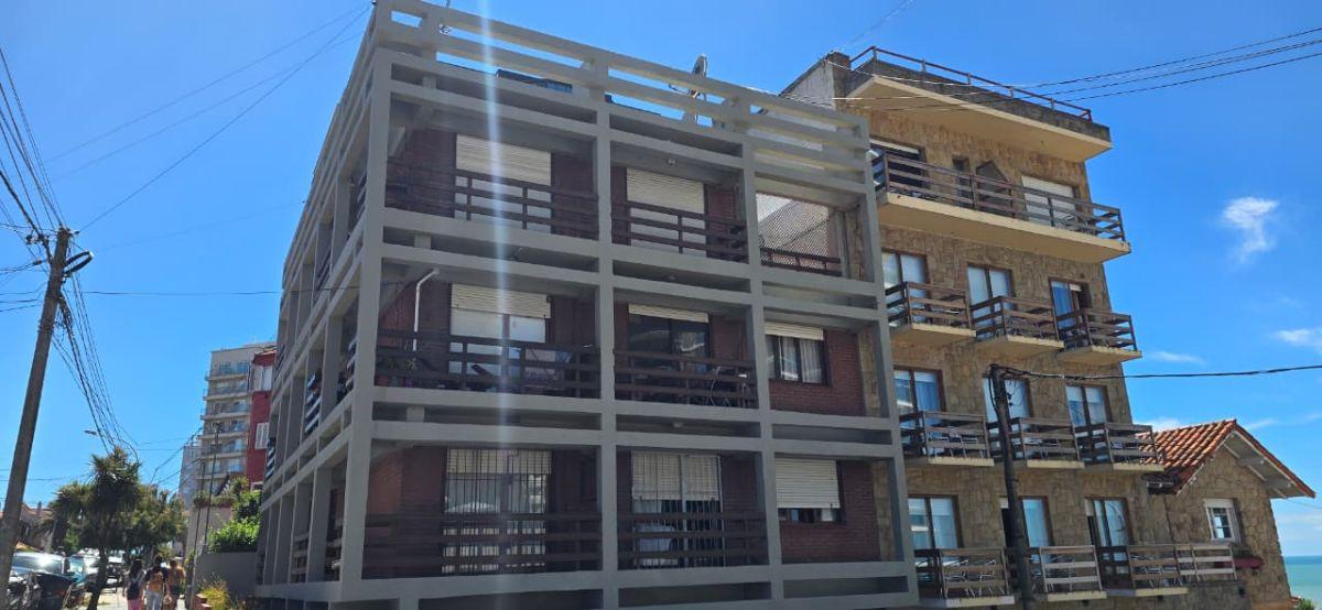 Departamento frente al mar con 2 dormitorios Y patio con parrilla en venta en Playa Chica. Único.